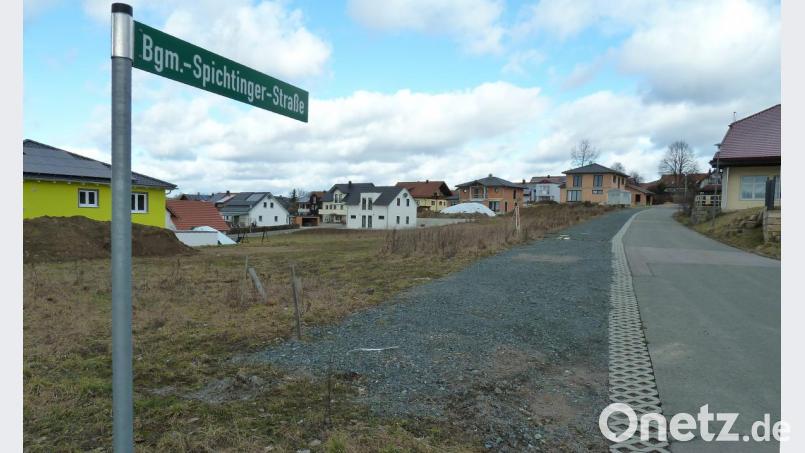 In nur zwei Jahren füllte sich die Wiese gegenüber dem Schützenheim (rechts) mit schmucken Häusern. Bild: Portner