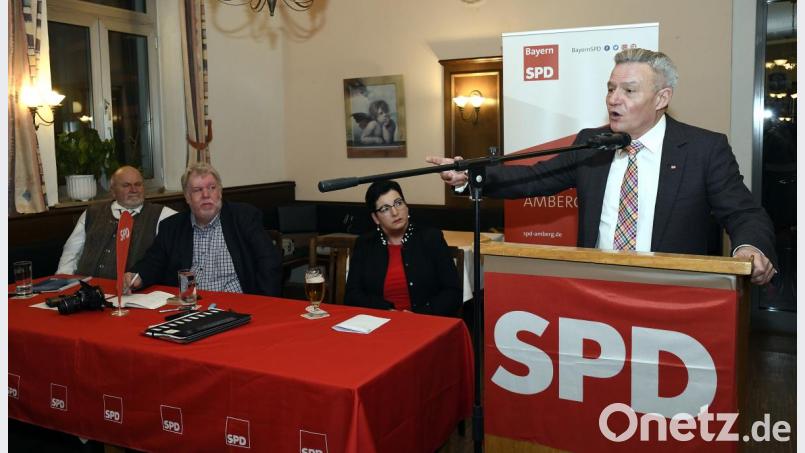 Der Vorsitzende der SPD-Landtagsfraktion, Horst Arnold (rechts) kauft sich CSU und Freie Wähler, der Vorstandstisch lauscht (von links) Stadtverbandsvorsitzender Martin Seibert, Stellvertreter Dieter Weiß und OB-Kandidatin Birgit Fruth. Bild: Petra Hartl