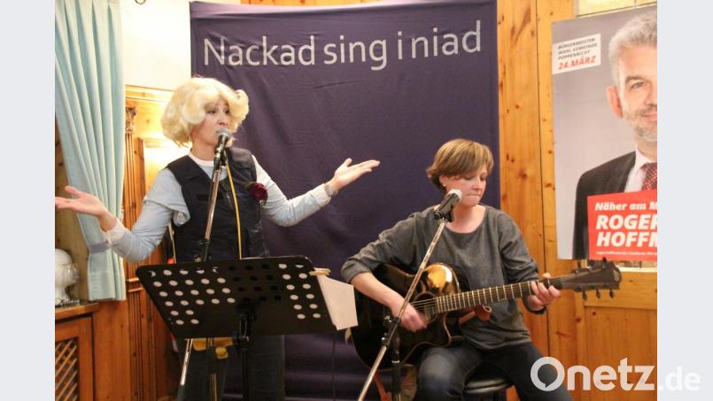 Daniela Ludwig und Carola Helm vom Duo &quot;Nackad sing i niad&quot; sorgten am Politischen Aschermittwoch im Gasthaus Kopf für viele Lacher. Bild: kmo