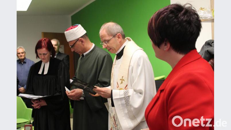Pfarrerin Stefanie Schön, Imam Maher Khedr und Stadtpfarrer Johann Hofmann (von links) beim Verlesen der Fürbitten für Anna Toman (rechts). Bild: Susanne Forster