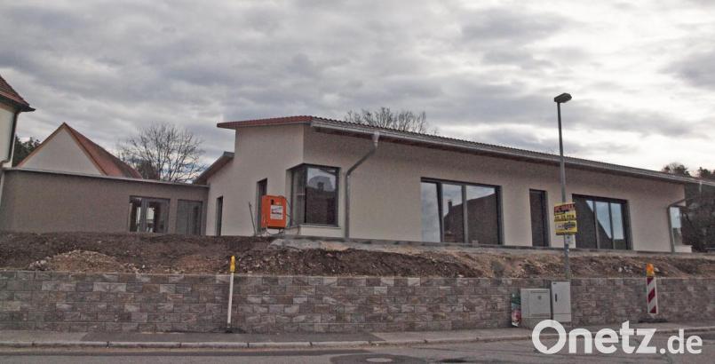 Beim Bau der Kinderkrippe und des barrierefreien Übergangs sei der Kostenrahmen eingehalten worden, betonte Bürgermeister Markus Dollacker. Bild: sön