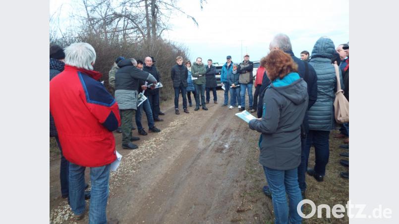 Diskutierende Bürger auf dem Weg Richtung Solarpark. Einige Einheimische sehen das Projekt durchaus kritisch. Bild: e