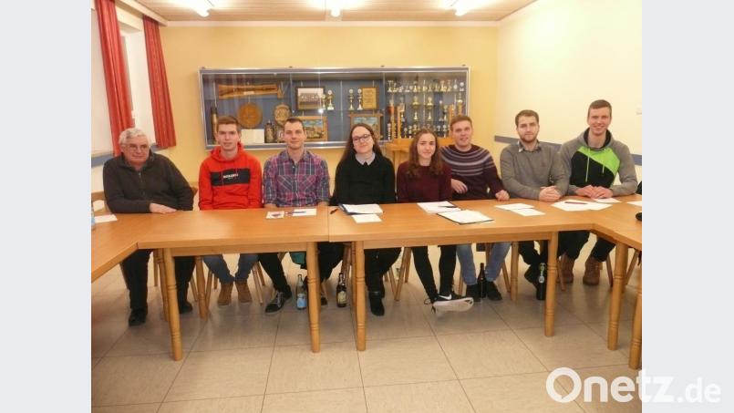 Pfarrer Eugen Wismeth (links) lobte die engagierte Arbeit des jungen Führungsteams. Bild: amö