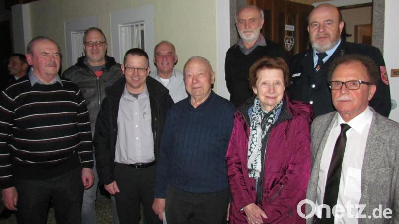 Der Jubilar Albert Butscher (Mitte) mit seiner Frau Maria in Kreis der Gratulanten Josef Neuber (von links), Wolfgang Schinner, Wolfgang Jelen, Josef Sirtl, Wunibald Heinl, Hans Stangl sowie Bürgermeister Werner Walberer. Bild: is