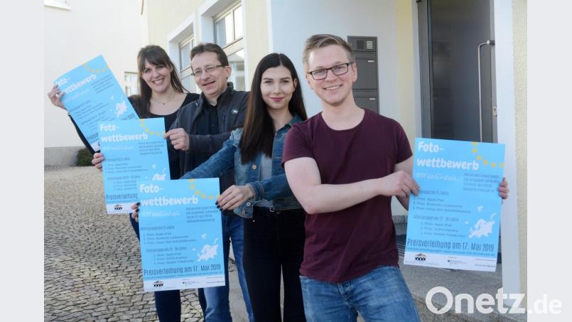 Anna Schätzler (Koordinierungsstelle der Partnerschaft für Demokratie), Martin Neumann (Federführendes Amt) sowie Melina Matthes und Michael Kick vom Jugendforum präsentieren das Plakat zum Fotowettbewerb &quot;Mein Europa&quot;. Bild: Gabi Schönberger