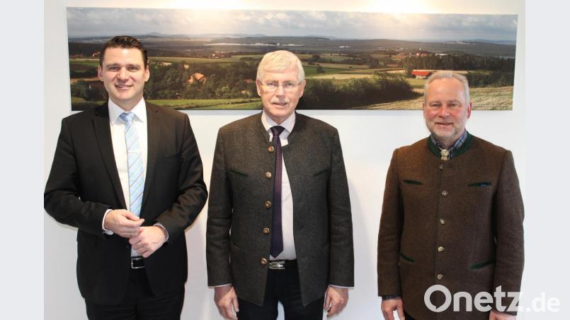 Georg Mayer (Mitte) stellte sich als neuer Leiter des Amtes für Ernährung, Landwirtschaft und Forsten Schwandorf bei Landrat Thomas Ebeling (links) vor. Beim Gespräch war auch der stellvertretende Leiter des Landwirtschaftsamtes, Alwin Kleber (rechts), vertreten. Bild: exb/Landratsamt
