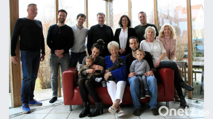 Ilse Stelzer (vorne, mit Hündchen „Momo“) feierte kürzlich ihren 80. Geburtstag. Es gratulierten neben den Familienangehörigen auch Bürgermeisterin Friederike Sonnemann (hintere Reihe, Zweite von rechts) und Pfarrer Bernd Philipp (hintere Reihe, Dritter von rechts). Bild: wro