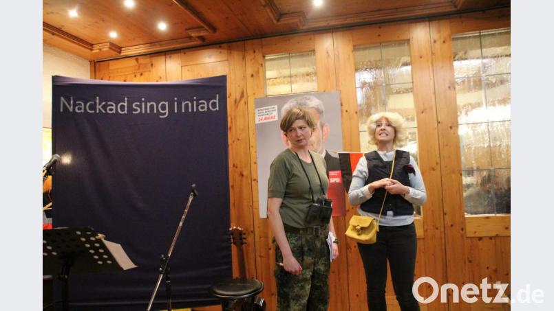 Daniela Ludwig und Carola Helm vom Duo &quot;Nackad sing i niad&quot; sorgten am Politischen Aschermittwoch im Gasthaus Kopf für viele Lacher. Bild: kmo