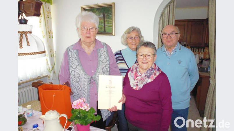 Mit einer Ehrenurkunde für 50-jährige Mitgliedschaft bei der KAB überrascht Teamsprecherin der KAB-Ortsgruppe Neustadt/WN, Monika Nickl (Zweite von rechts), KAB-Seniorenleiterin Johanna Gleißner (links) an deren 75. Geburtstag. Bild: prh