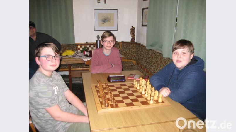 Im Finale der Schüler traf Julian Blümel (links) auf den späteren Sieger Maximilian Betzl (rechts), Lukas Blümel schaute gespannt zu. Bild: edo