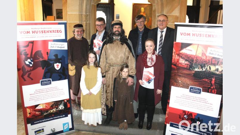 Sie eröffneten den Kartenvorverkauf zum "Hussenkrieg": Hintere Reihe von links Bruno Spitzhirn als der junge Zenger Tristram, Bürgermeister Martin Birner, Michael Hellmuth als Pfalzgraf, Ehrenvorsitzender Theo Männer, Bezirkstagsvizepräsident Lothar Höher. Vordere Reihe von links die Spielerinnen Anna Hellmuth, Antonia Hellmuth und Ulrike Meixner von der Tourist-Information. Bild: lg