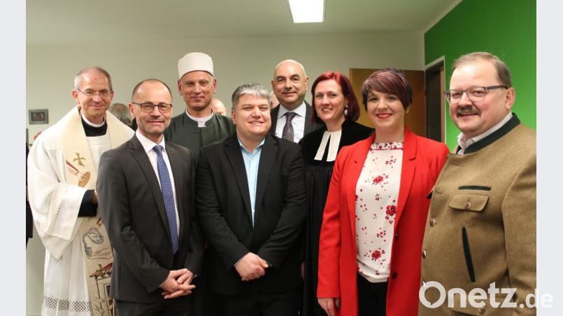 Stadtpfarrer Johann Hofmann (von links), Landrat Alfred Scheidler, Imam Maher Khedr, MdB Stefan Schmidt, MdL Jürgen Mistol, Pfarrerin Stefanie Schön, sowie erster Bürgermeister Alfred Stier (rechts) freuen sich mit Anna Toman (Zweite von rechts) über die Einweihung des Wahlkreisbüros. Auch die von Landrat Alfred Scheidler gelobte Wand in Grün ist rechts im Bild zu sehen. Bild: Susanne Forster