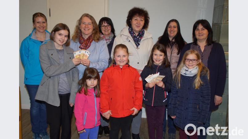 Hannelore Haberzett (Dritte von links) und Maria Sterr (Fünfte von rechts) erhielten im Beisein von Kindern und ihren Müttern von Bürgermeisterin Birgt Höcherl Spenden für das "Haus St. Elisabeth" in Windischeschenbach und den Verein "Zukunft in Würde" überreicht. Bild: mmj