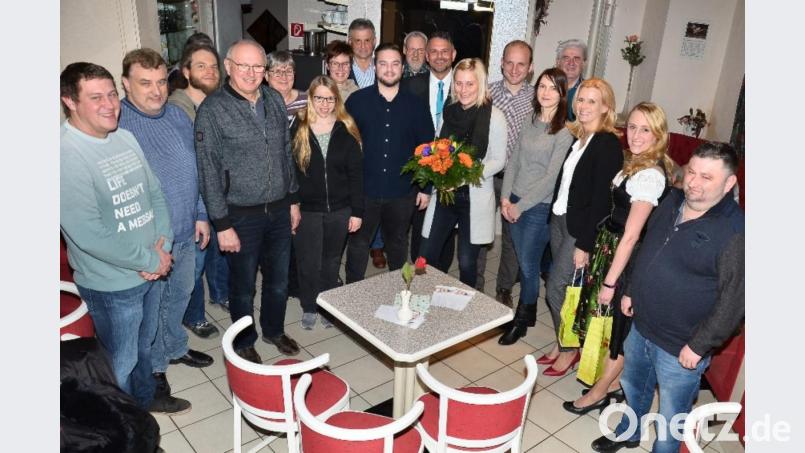 Nicole Hoch (mit Blumenstrauß) beerbt Stefan Harrer (links daneben) als Vorsitzende des CSU-Ortsverbands. Bild: fjo