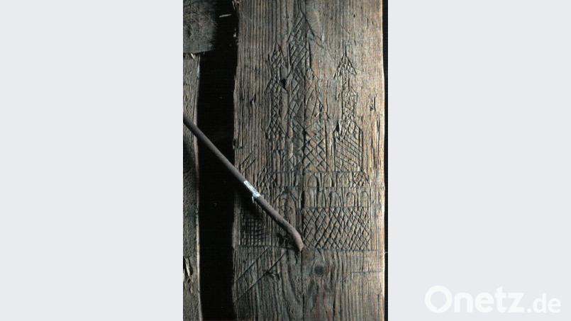 Ein kleines Kunstwerk unter dem Dach der Franziskanerkirche: Vor 700 Jahren hat einer der Zimmerleute in das Gebälk mit dem Messer eine Burg eingeritzt. Bild: gjb