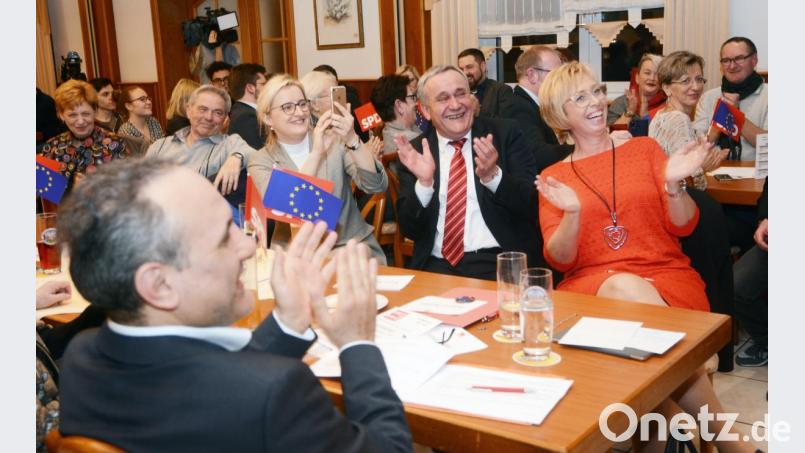 Die SPD-Genossen haben bei der Rede von Fraktionschef Roland Richter am Politischen Aschermittwoch gut lachen. Bild: Gabi Schönberger