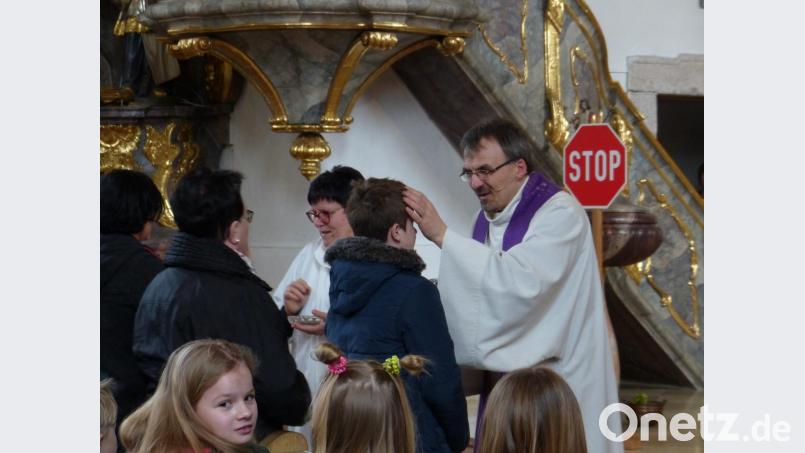 Pfarrer Martin Besold am Aschermittwoch beim Auftragen der Aschekreuze. Bild: exb