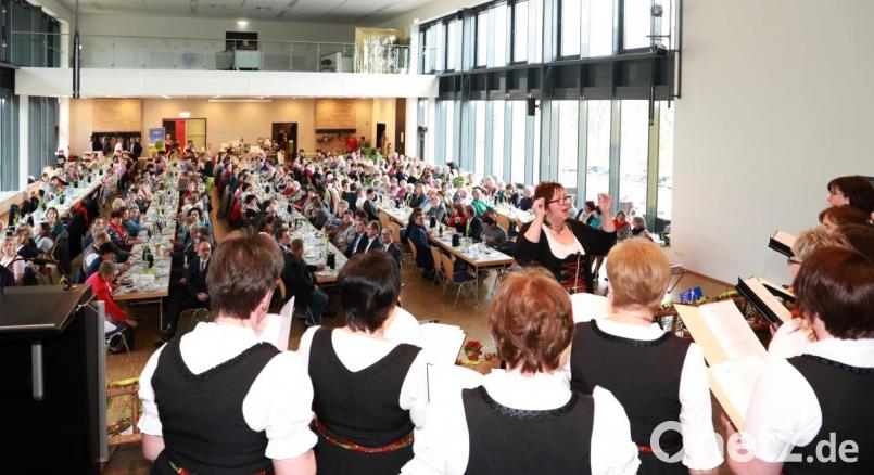 Bis auf den letzten Platz war der große Saal belegt. Auf der Bühne der Landfrauenchor. Bild: njn