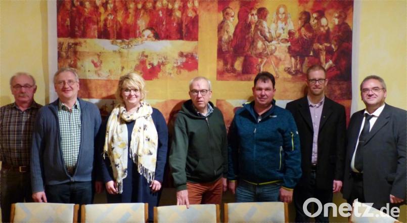 Fördervereinsvorsitzender Pfarrer Hans-Peter Pauckstadt-Künkler (Vierter von links) mit Pfarrerin Nadine Schneider (Dritte von links), Pfarrer Manuel Sauer (Zweiter von rechts) und Hans Stelztl von der Katholischen Erwachsenenbildung Tirschenreuth mit den Mitgliedern des Schleifentreffens. Bild: njn
