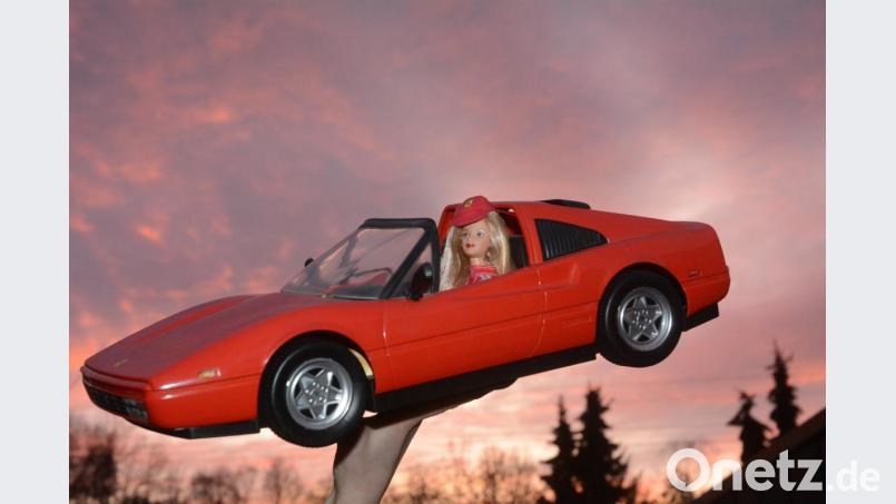 Ganz in rot: Eine Barbie sitzt in einem Ferrari. Bild: Gabi Schönberger