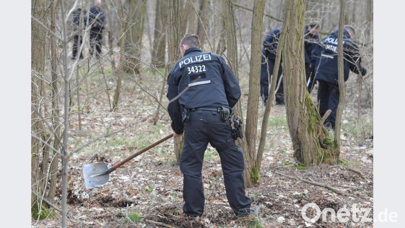polizisten bei der Suche nach der vermissten Rebecca in einem Waldstück bei Storkow (Oder-Spree). Bild: Patrick Pleul
