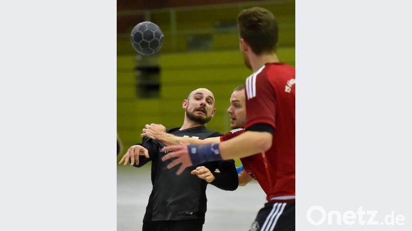 Für den HC Weiden (Stefano Flierl) geht es darum, sich beim Titelkandidaten ESV 27 Regensburg achtbar aus der Affäre zu ziehen. Bild: A. Schwarzmeier