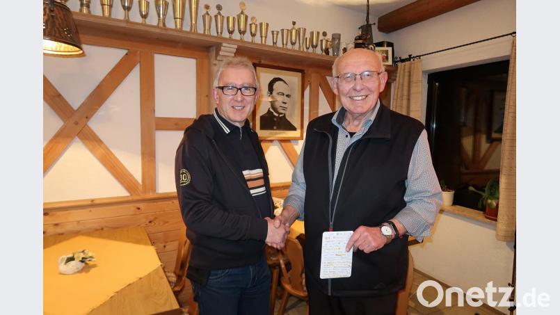 Auch geschichtsträchtige Themen bereichern den Zyklus der Vorträge bei der Kolpingsfamilie. Mit Franz Hoffmann (links) präsentierte Zweiter Vorsitzender Helmut Schaumberger (rechts) einen Profi, der in Wort und Bild über das frühere Leben auf Burg Weißenstein informierte. Bild: bsc