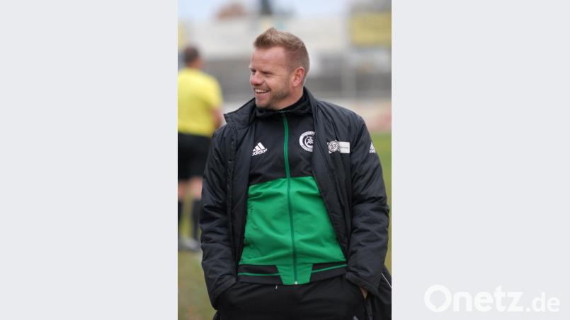 Mitterteichs Trainer Andreas Lang hatte nach dieser Woche gut lachen: Vier Punkte gegen Titelkandidaten bildeten den sportlichen Rahmen zur Geburt seines Sohnes zu Beginn der Woche. Bild: gb
