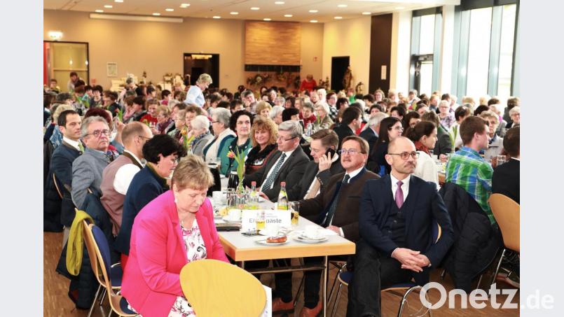 Unter den Ehrengästen waren unter anderem (von links) Bundestagsabgeordneter Albert Rupprecht und Bezirksrat Toni Dutz sowie (von rechts) der stellvertretende Landrat Dr. Alfred Scheidler, Bürgermeister Hans Donko, Landtagsabgeordneter Tobias Reiß, Landwirtschaftsamtschef Wolfgang Wenisch und dritte Bürgermeisterin Sonja Heindl. Bild: njn
