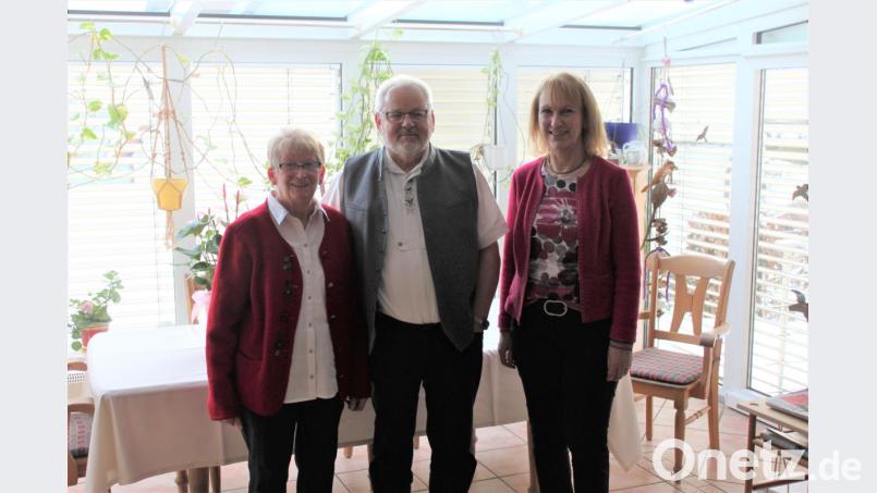 Zur goldenen Hochzeit nehmen (von links) Hannelore und Erhard Nitzbon Glückwünsche von Bürgermeisterin Brigitte Bachmann entgegen. Bild: sis
