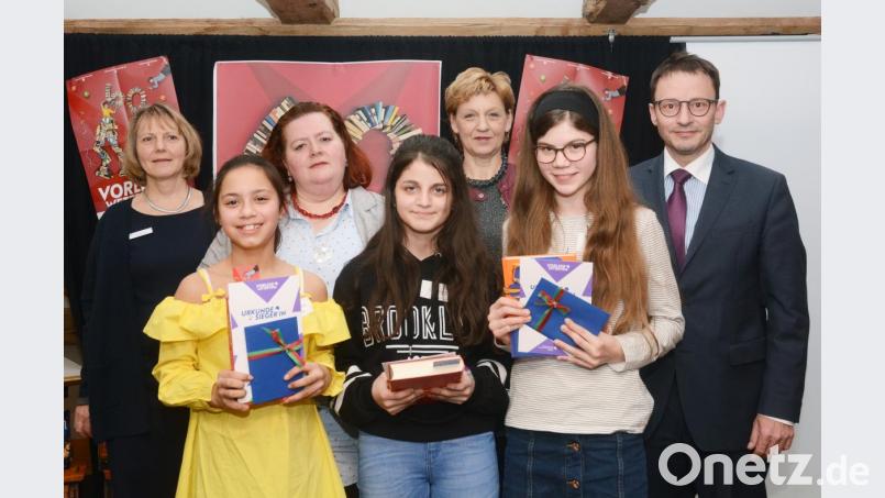 Leiterin der Kinder- und Jugendabteilung Ruth Neumann, SPD-Fraktionsbeirätin Nicole Hölzl, Stadträtin Gabriele Laurich und Bürgermeister Jens Meyer (hinten, von links) gratulieren den drei besten Lesern Maria-Michelle Zintl, Sibel Lavontain und Emily Hofmann (vorne, von links). Bild: gsb