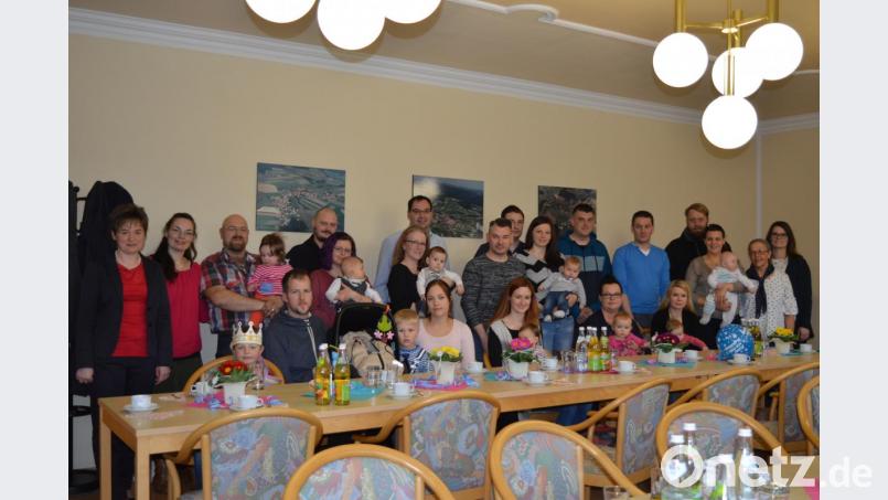 Bürgermeisterin Sonja Meier (li), ihre Stellvertreterin Monika Ermer und die Familienbeauftragte Andrea Kunschir (2. und 1 von re) freuten sich mit den jungen Familien der zwölf Neugeborenen und hießen diese offiziell im Rathaus in Winklarn willkommen. Bild: bej