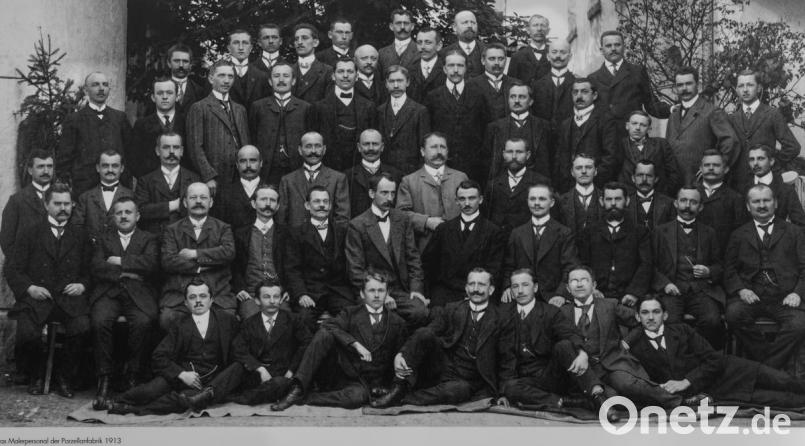 Das Bild mit dem Malerpersonal von 1913 ist in der Porzellanabteilung im Museumsquartier ausgestellt. Heimatforscher Harald Fähnrich bittet bei der Identifikation der abgelichteten Personen um die Mithilfe der Bevölkerung. Wer einen der Maler erkennt, möge sich mit Fähnrich in Verbindung setzen, unter Telefon 09631/1725 oder auch per E-Mail (<a href=