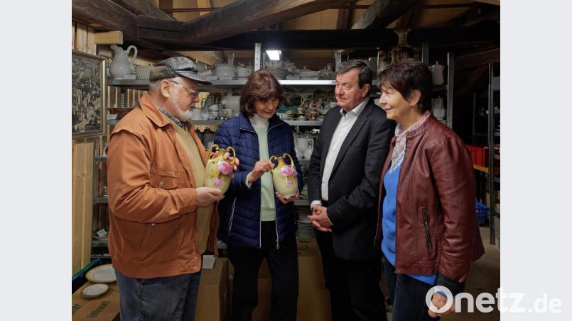 Harald Fähnrich, Herta Bayreuther, Franz Göhl und Elisabeth Wurm begutachten die beiden Schmuckstücke, die Fähnrich dem Förderverein zur Verfügung stellt. Bild: tr