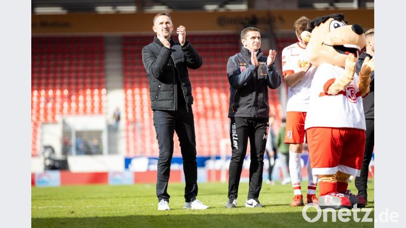 Jahn-Trainer Achim Beierlorzer (links) applaudiert dem Publikum. Bild: Jahn Regensburg