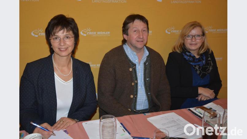 Die Freie-Wähler-Landtagsfraktion hatte zur Fachtagung in den Gasthof Klupp nach Schönficht eingeladen. Gastgeber waren (von links) Europaabgeordnete Ulrike Müller sowie die Landtagsabgeordneten Nikolaus Kraus und Gabi Schmidt. Bild: jr