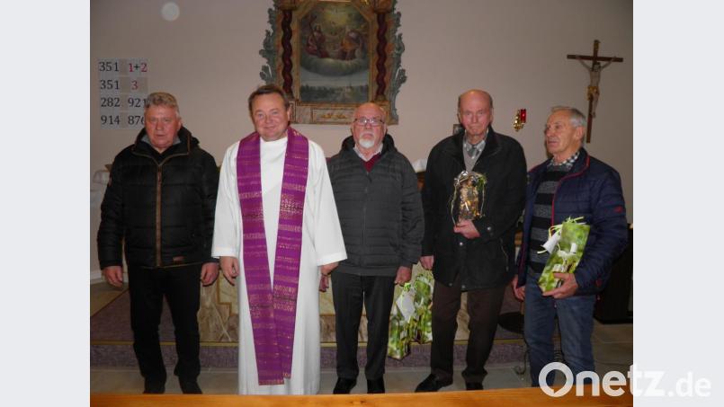 Martin Greger und Pfarrer Josef Waleszczuk verabschieden den langjährigen Mesner Helmut Seebauer, Kirchenpfleger Herrmann Kellner und Alfons Anzer (von links) aus der Kirchenverwaltung. Bild: exa