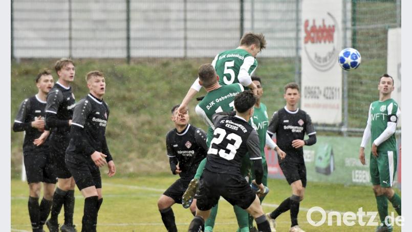 Der aufgerückte Gebenbacher Innenverteidiger Andre Biermeier (Mitte) köpfte in der 73. Minute wuchtig zur 2:1-Führung für die DJK ein. Aufmerksame Gebenbacher Beobachter sind im grünen Trikot: Marco Seifert (Mitte vorne), Julian Ceesay (Mitte hinten) und Kapitän Timo Kohler (hinten rechts). Bild: Hubert Ziegler