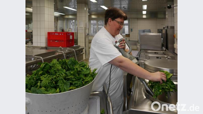 Für den „Grüne-Wiese-Trunk“ verarbeitete Diätassistentin Rieß fünf Kilogramm Spinat. Was übrig geblieben ist, wanderte am nächsten Tag in die Suppe. Bild: tr