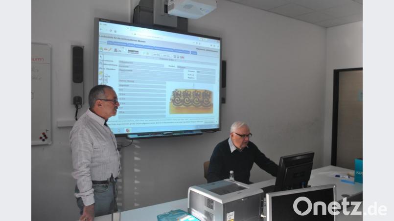 Dr. Viktor Pröstler (links) zeigte den Museumsmitarbeitern den Umgang mit der Datenbank VINO. Hans Zölch (rechts) gibt ein Objekt aus dem Bestand des Stiftlandmuseums ein. Bild: hba
