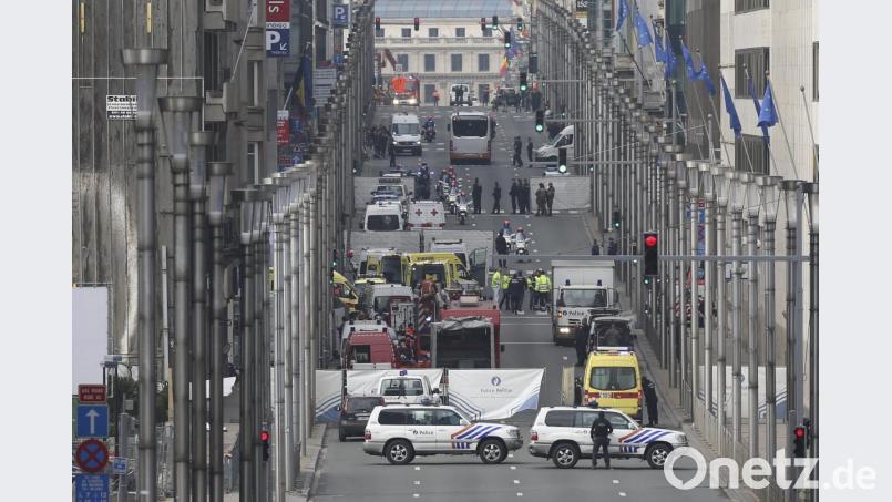 Rettungskräfte sind am 22.03.2016 nach einem Anschlag auf die Metro-Station Maelbeek in Brüssel, Belgien im Einsatz. Bei den Anschlägen am Flughafen und in der Metro von Brüssel töteten islamistische Attentäter 32 Menschen und verletzten mehr als 300. Bild:  Olivier Hoslet/EPA/dpa