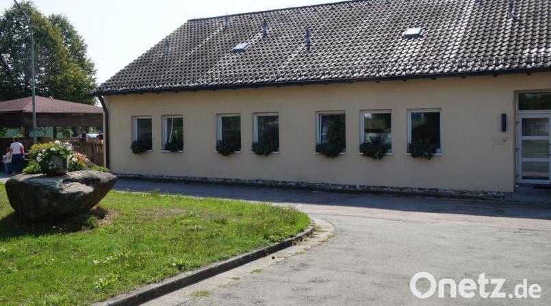 Der neue Kindergartenbau quer zum bestehenden Haus kann beginnen. Die Förderbescheide liegen vor. Bild: weu