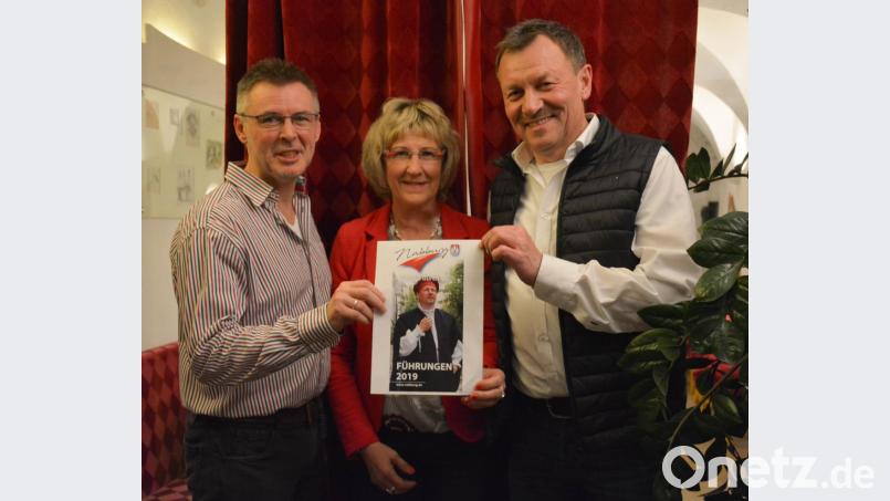 Stadtheimatpfleger Raphael Haubelt, Irene Ehemann und Ulrich Süß (von links) präsentieren den neuen Nabburg-Flyer. Bild: Freya Stöckl