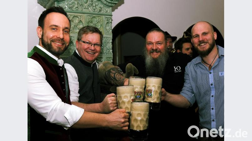 Von links: Franz Kummert, Oberbürgermeister Michael Cerny sowie die Verantwortlichen für Küche und Service Hans-Jürgen Blank und Bastian Prechtl Bild: gf