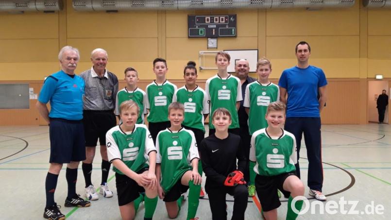 Sieger der weiterführenden Schulen wurde die Mannschaft des Gregor-Mendel-Gymnasiums um Betreuer Matthias Harbauer (rechts). Bild: gel