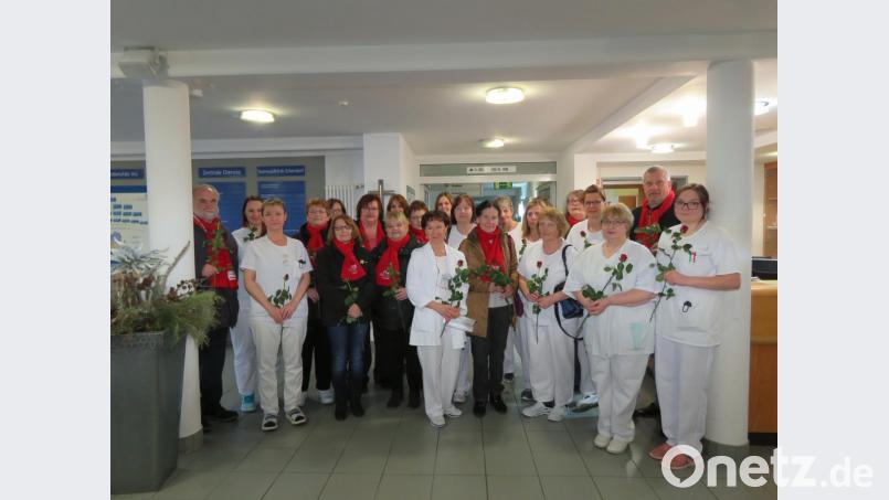 Als Symbol für Anerkennung und Respekt den Frauen gegenüber bekommen die Mitarbeiterinnen der Steinwaldklinik rote Rosen vom Deutschen Gewerkschaftsbund. Bild: ubb