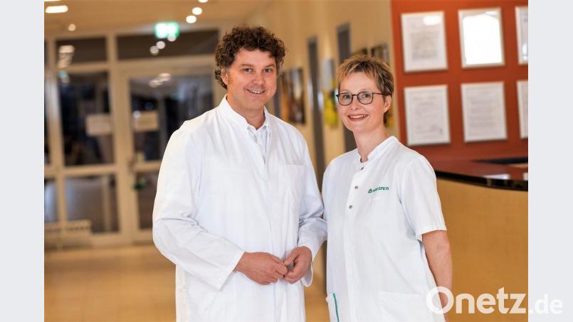 Dr. Josef Zäch und Paula Loibl sprechen an der Asklepios Klinik in Burglengenfeld. Bild: exb/Moosburger