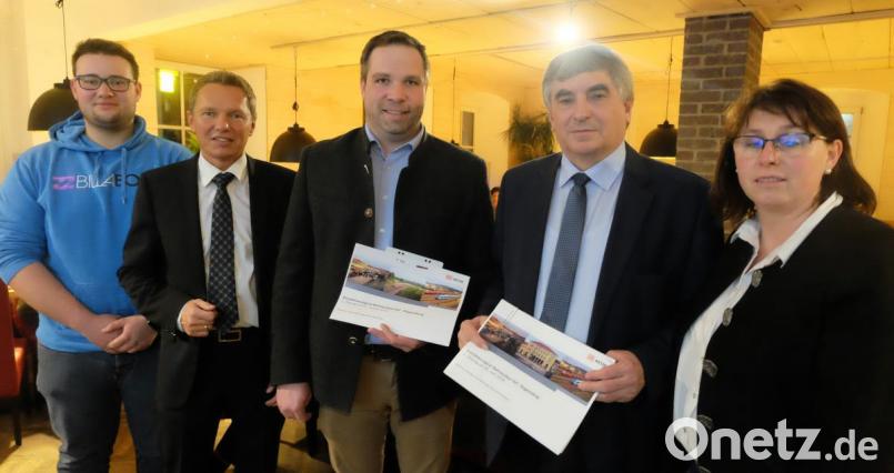 CSU-Ortsvorsitzender Tobias Knechtel (Mitte), die Kreisvorsitzende der Frauen-Union, Marianne Forster (rechts), JU-Vorsitzender Kilian Gradl (links) und Fraktionsvorsitzender Hans-Georg Dobler (Zweiter von links) geben Abgeordnetem Karl Holmeier (Zweiter von rechts) eine Hausaufgabe mit nach Berlin. Er soll prüfen lassen, welche Alternativen es zur Bahnstreckenführung für Nabburg gibt. Bild: ohr