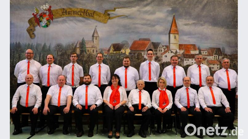 Der Festausschuss mit Ehrenfestleiter Georg Weiß (vorne Mitte) freut sich auf die Festwoche, wenngleich noch viel Arbeit vor ihm liegt. Bild: jof