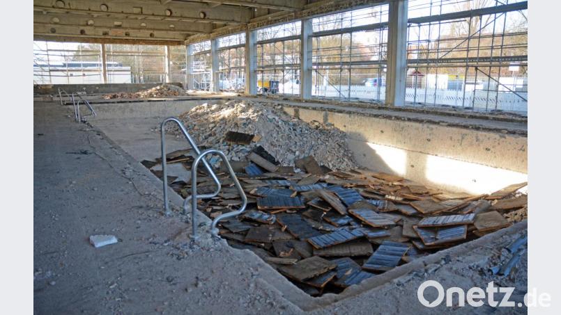 Die ausgehöhlte Realschul-Schwimmhalle mit reichlich Bauschutt im Sportbecken. Bild: Gabi Schönberger
